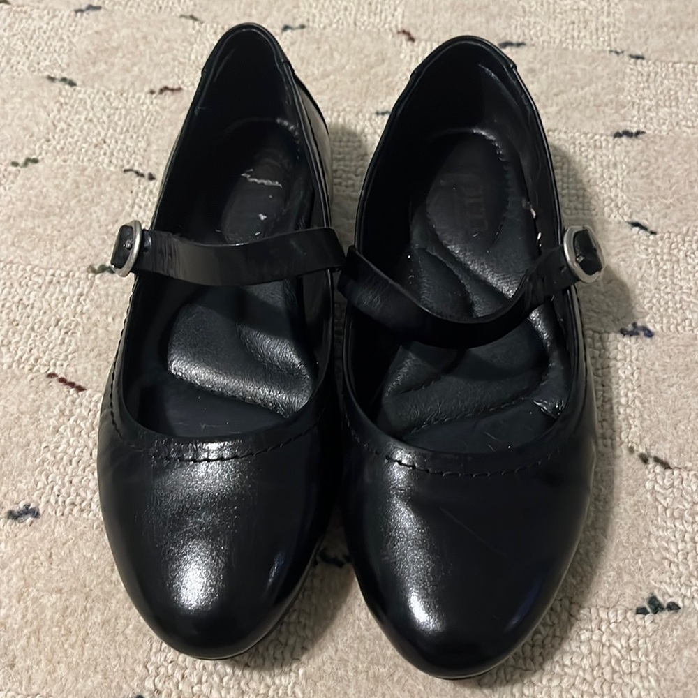 Born leather Mary Jane’s women’s size 6